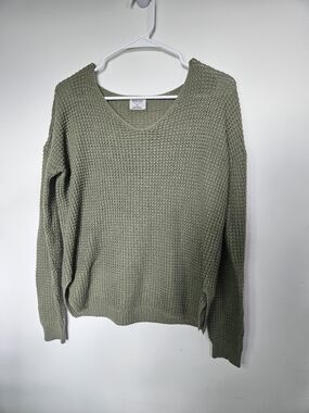 ARDENE BASIC Sage Olive Green V-Neck Textured Knit Sweater Side Slit Size M🔥